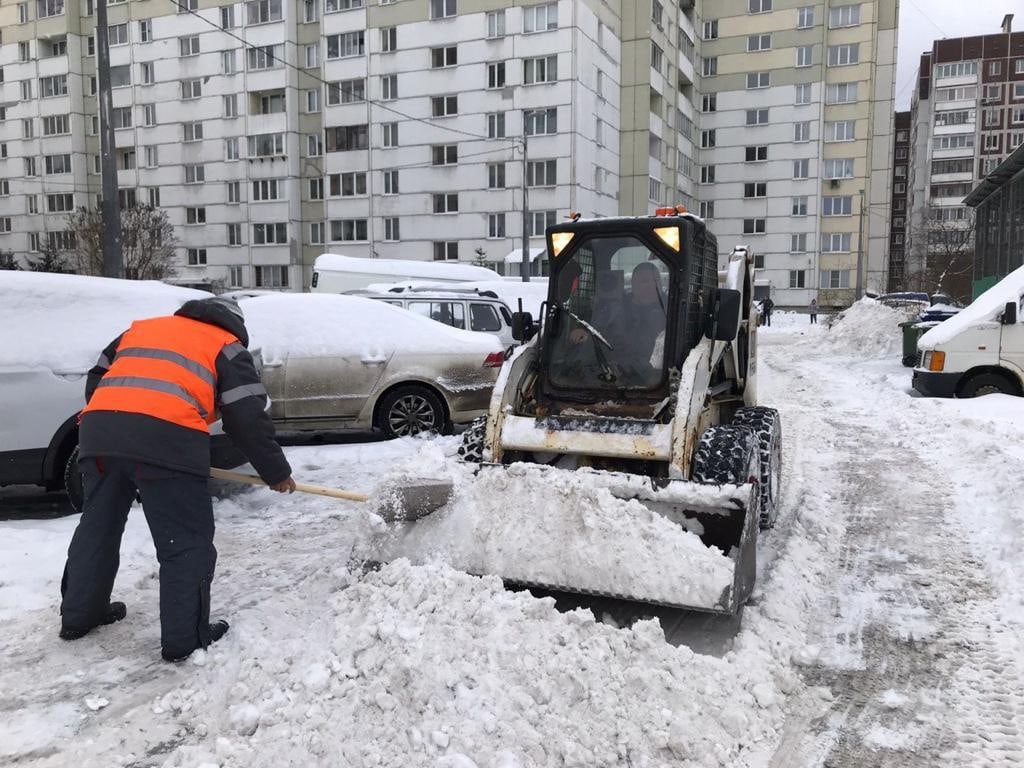 Зачистка внутриквартальных территорий от снега и наледи: ул.Глухарская, д.3;  ул.Планерная, д.71 к.5; Комендантский пр. д.8 к.2; ул.Шаврова д.5.